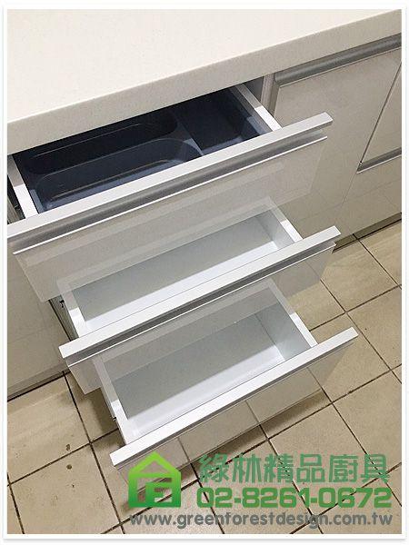 新北市土城區順風路司媽媽 一字型246cm廚具+45cm高身收納櫃 8 4 41